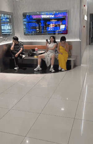 哪有女孩子这么坐的，一点都不矜持。她被发现偷拍时，她不好意思的还笑了。
放的开，