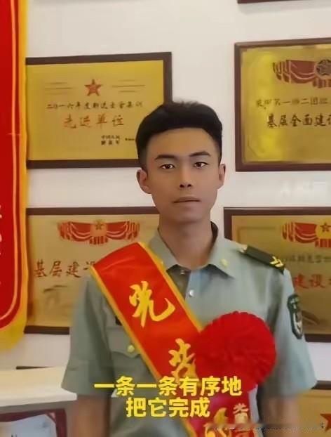 2025年，“00后”小伙王謇睿刚刚结束2年部队生活，风尘仆仆抵达深圳的家，没想