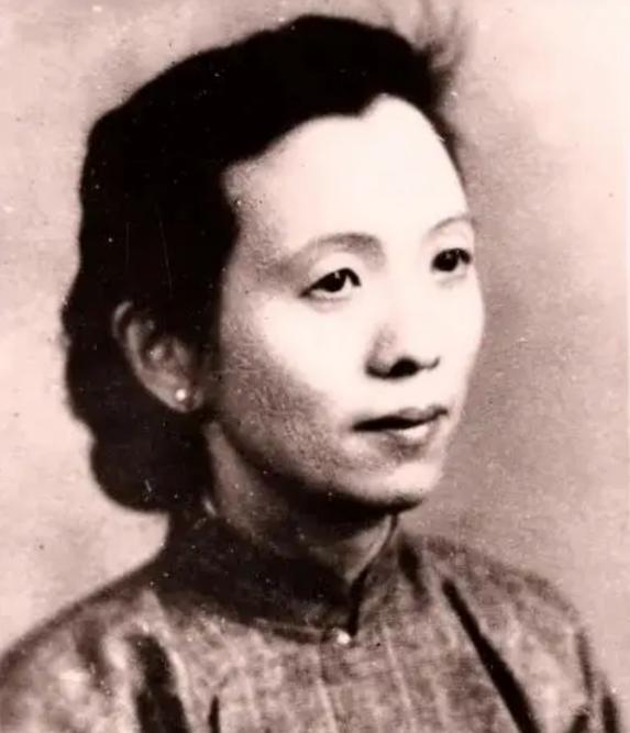1949年4月23日，一个妇女坐着解放军的车进城了，曾经的邻居看到后大吃一惊：“