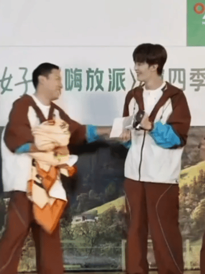 感觉徐志胜像火锅里狡猾的宽粉 王赫野你俩说什么呢，瞧给徐志胜乐的，笑得像火锅里狡
