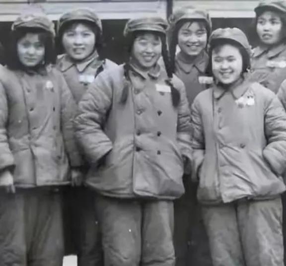 1950年，抗美援朝战场，5名女志愿军战士被美军包围后主动投降。当时，所有人都以