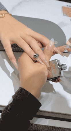 客户的金手链就这么被吸铁石吸住了！ 