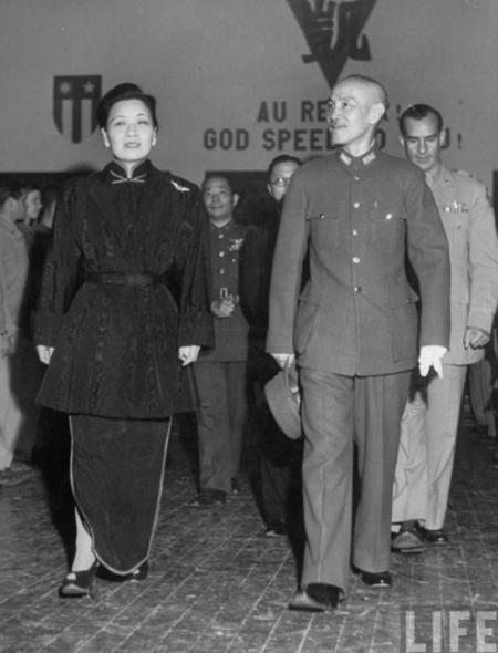 世人常说，蒋介石与宋美龄的婚姻是一桩“中美合作”——表面讲的是蒋中正与宋美龄两个