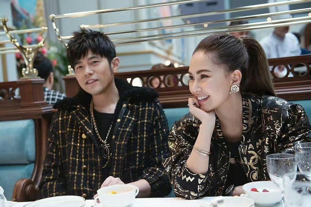 形影不离的两人