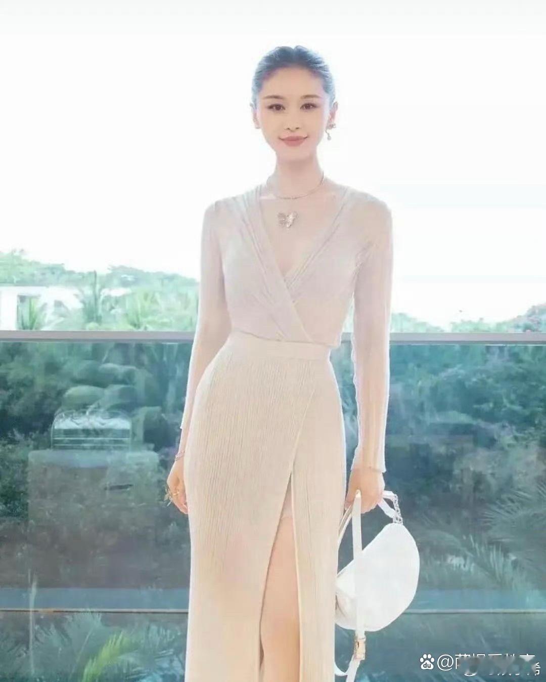 王子文个子不高，但很会搭配衣服 