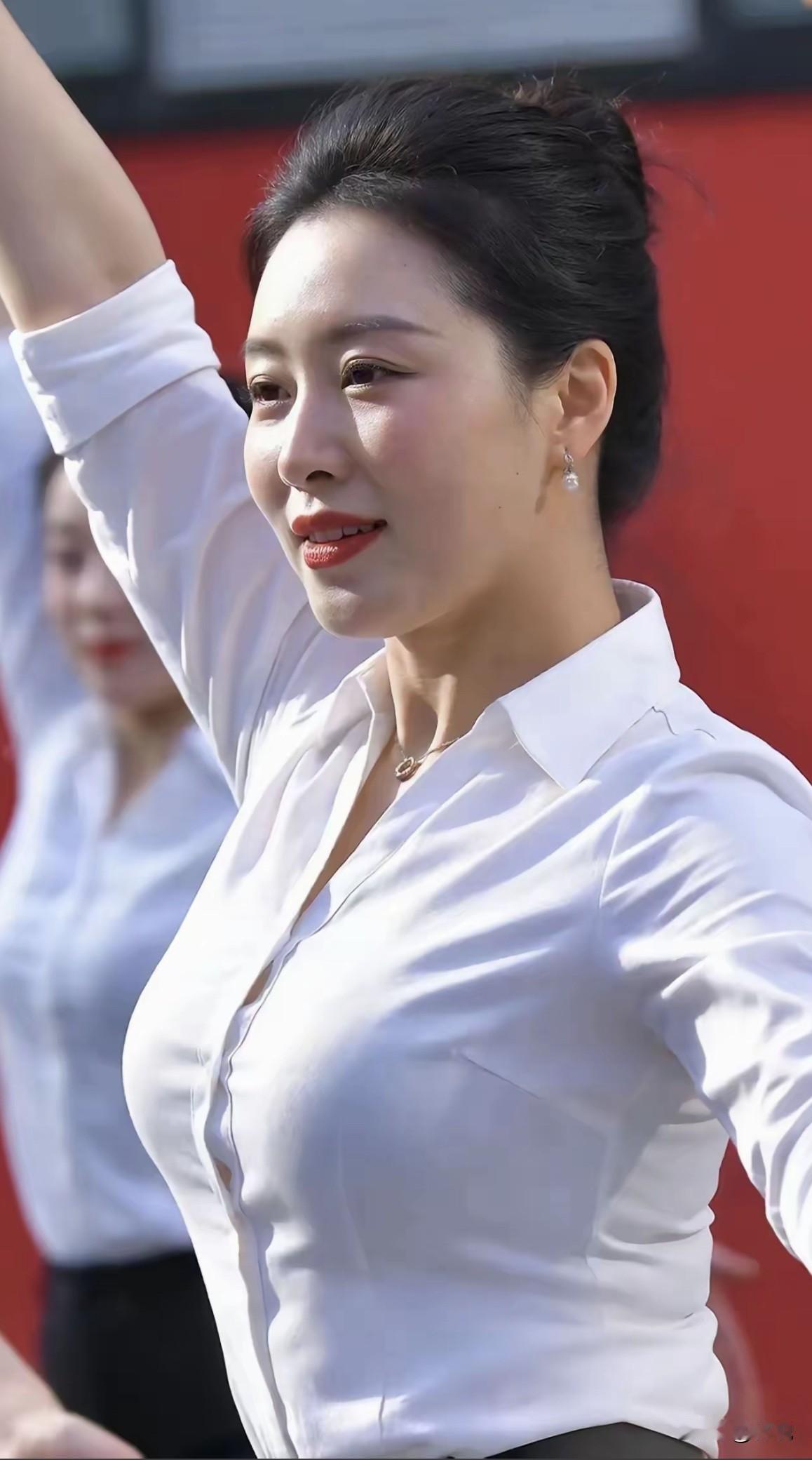 有些人为了流量，
为了出名，挖空心思。
而她，
却反其道而行之。

国庆期间，