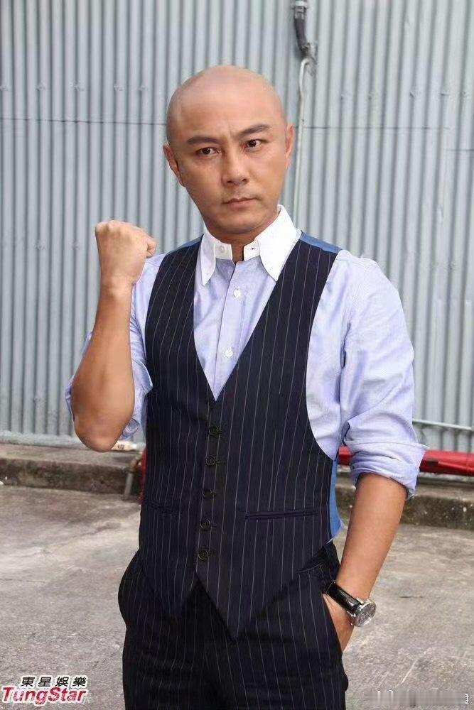 张卫健17岁酒吧卖唱养家 年少尝尽生活苦楚，早早外出卖唱养家，唱歌功底实打实，全