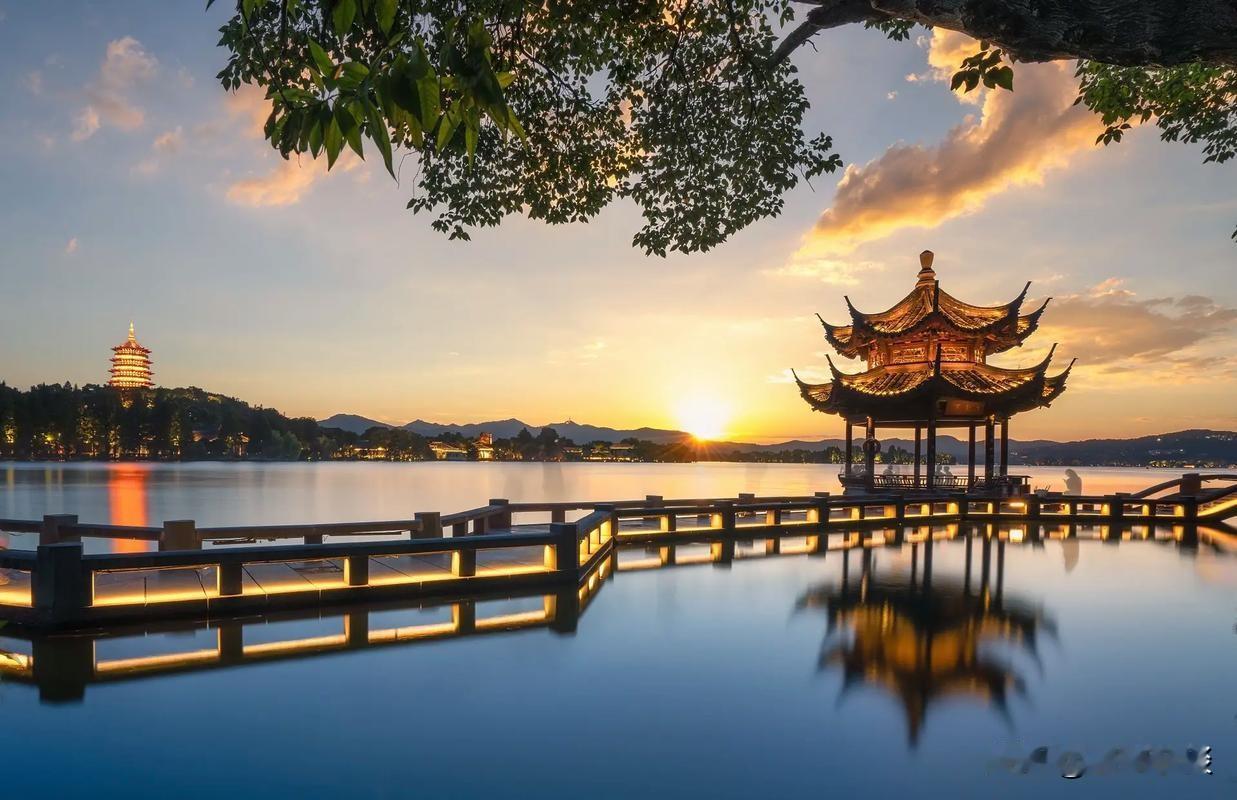 每一个人的心智版图里，都矗立着三根支柱：洞察力、克制力、行动力。
当洞察力与克制