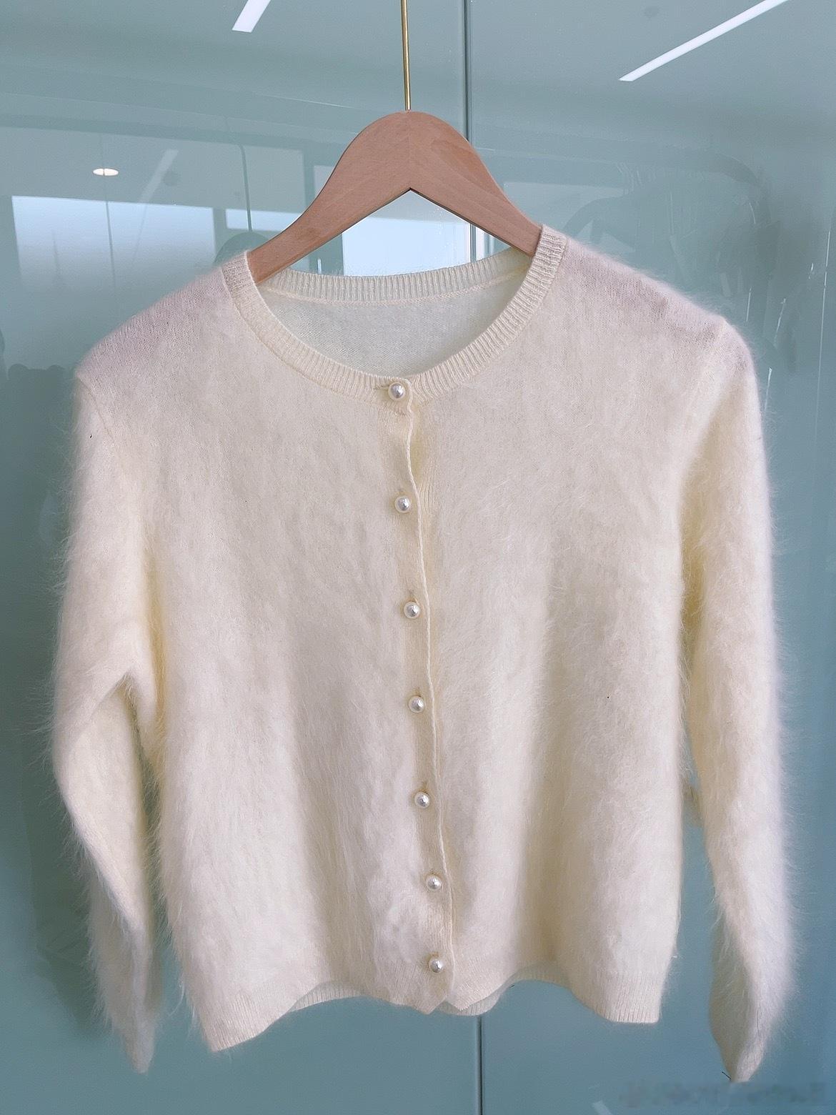 杭杭好物 店里上了一件性价比非常高的拉绒开衫~我今年看了好几盘拉绒羊绒衫，凭良心