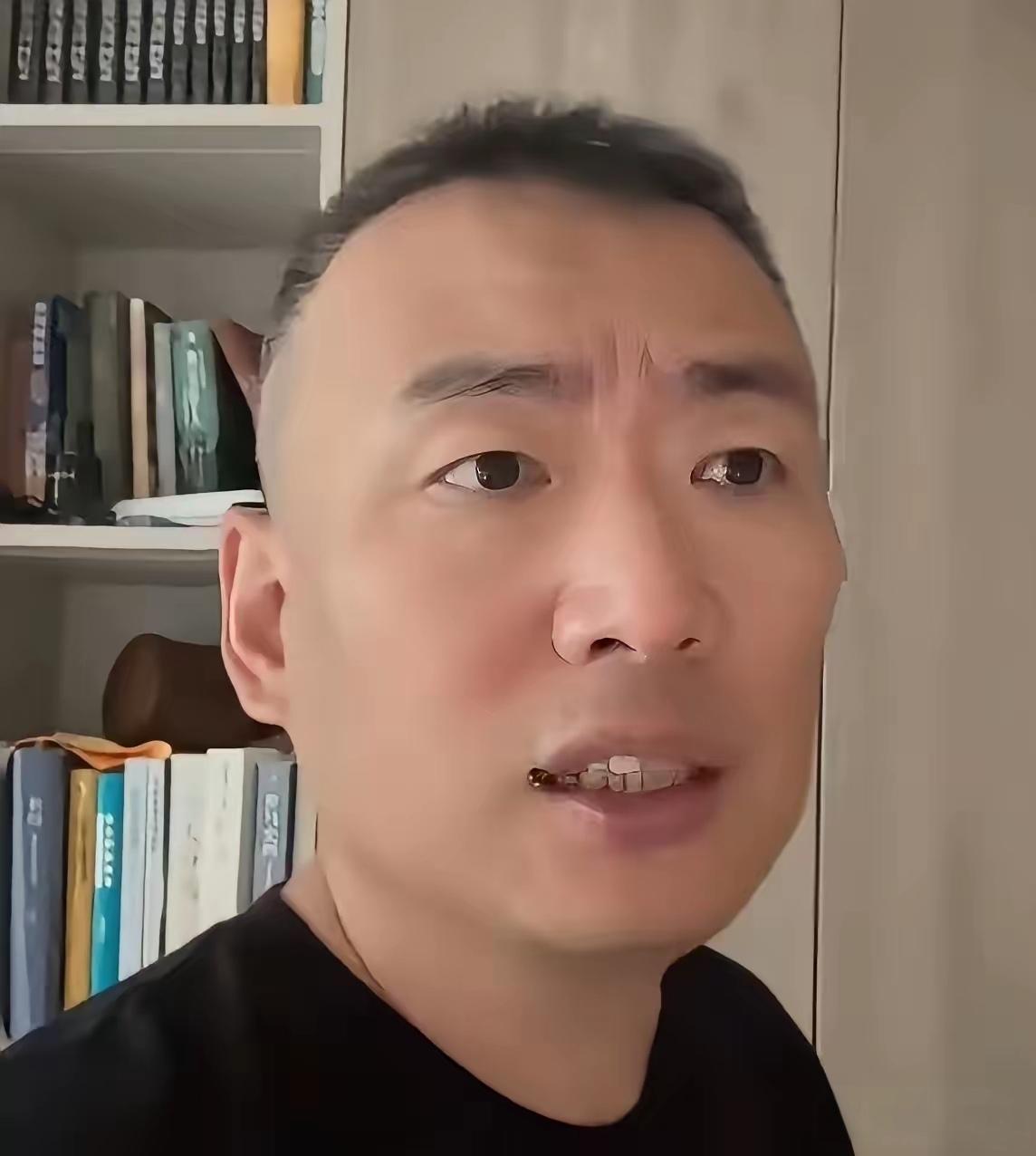储殷瘦得有棱有角的，能从将近200斤减成这样，意志力可见一斑。不过身高172能吃