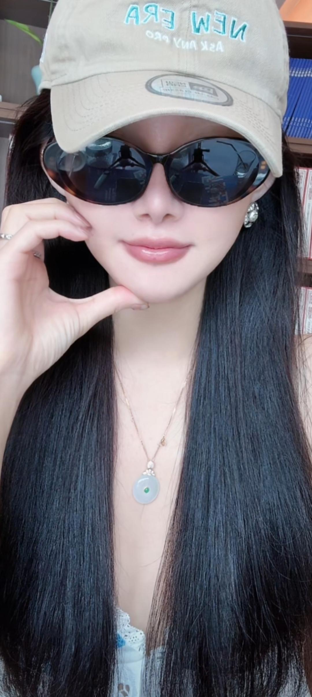 戴墨镜和帽子的女孩在微笑。