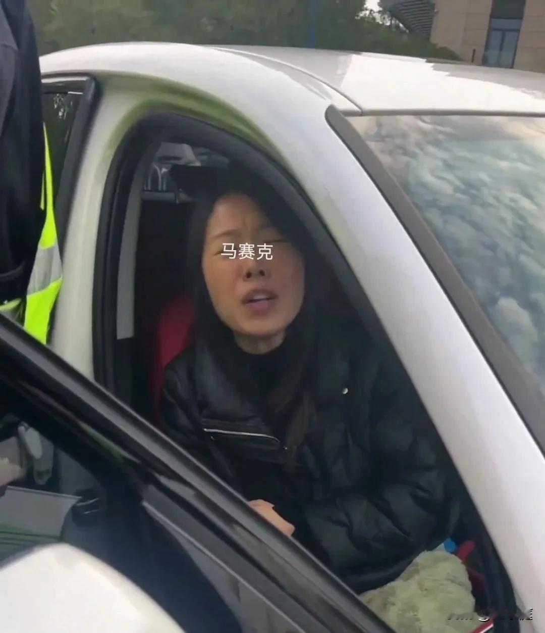 长沙宝马女闯红灯撞了2个小学生以后，不但不肯下车，还一副无所谓的样子！[泪奔]问
