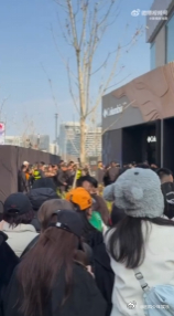 刘宪华线下活动人气 刘宪华线下活动这人气简直要冲破天际啦！现场被围得满满当当，一