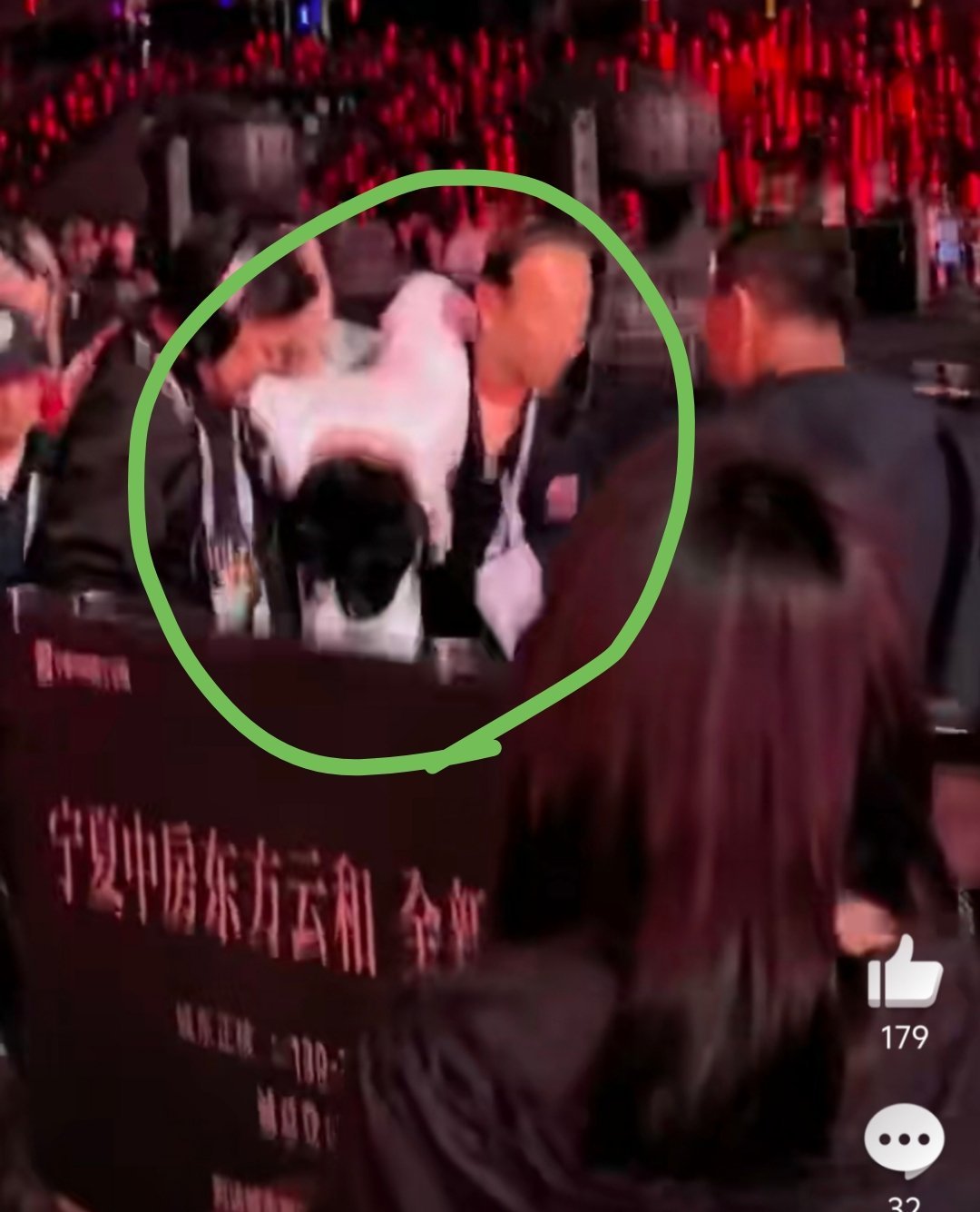 杨宗纬摔下舞台天啊！咋回事？好像已经不省人事了！！！ ​​​