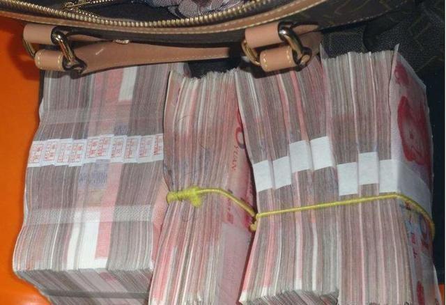我存了32万，但是我谁都没告诉，连我老公都不知道！他每个月车贷房贷要还5000多