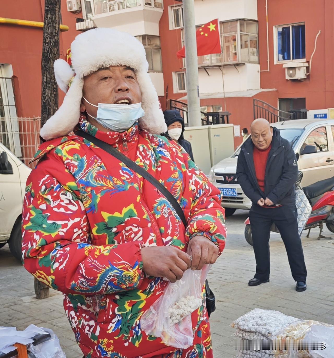 2026年2月22日拍摄于锦州石桥子早市售卖糖球的商贩。