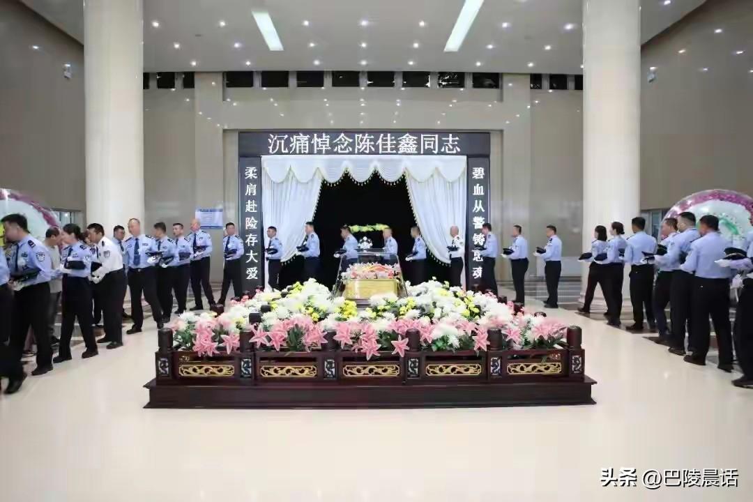 今天刚一打开手机，就被内蒙古包头市的一位女民警感动到了！

她叫陈佳鑫，今年才3