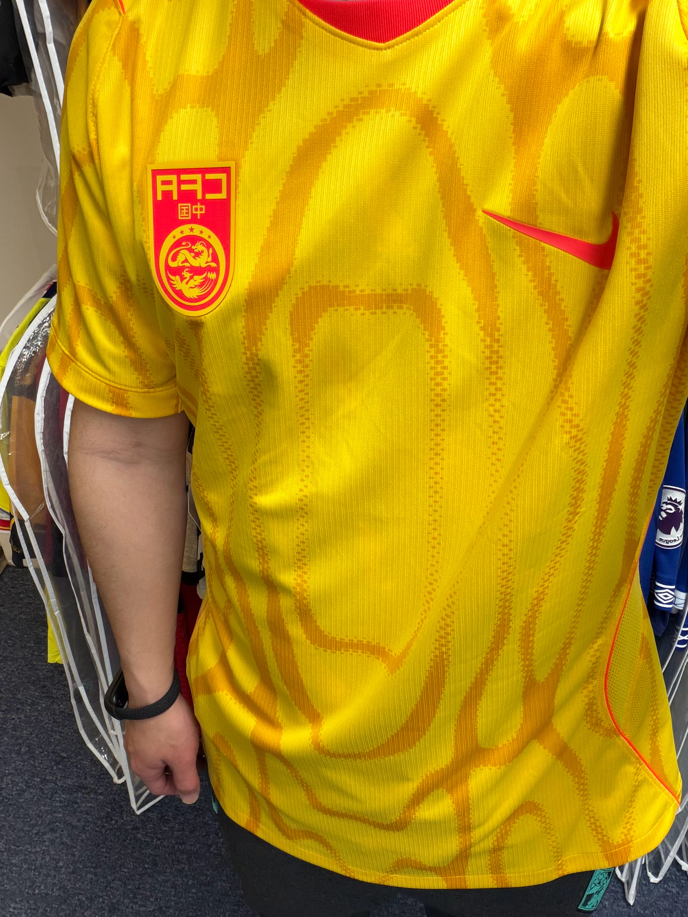 主场暂时卖完了，那试试客场吧贤聊球衣国足