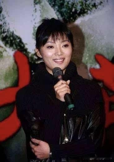 真没想到她真人居然比照片还漂亮，纯天然的大美女,脸蛋小巧好看，皮肤白嫩，只可惜她