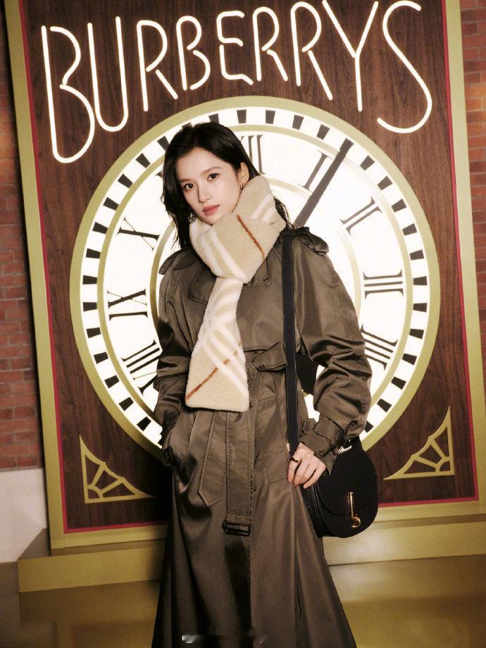 张婧仪Burberry红风衣 红风衣加身点亮冬日街头！张婧仪携年礼出行，经典马术