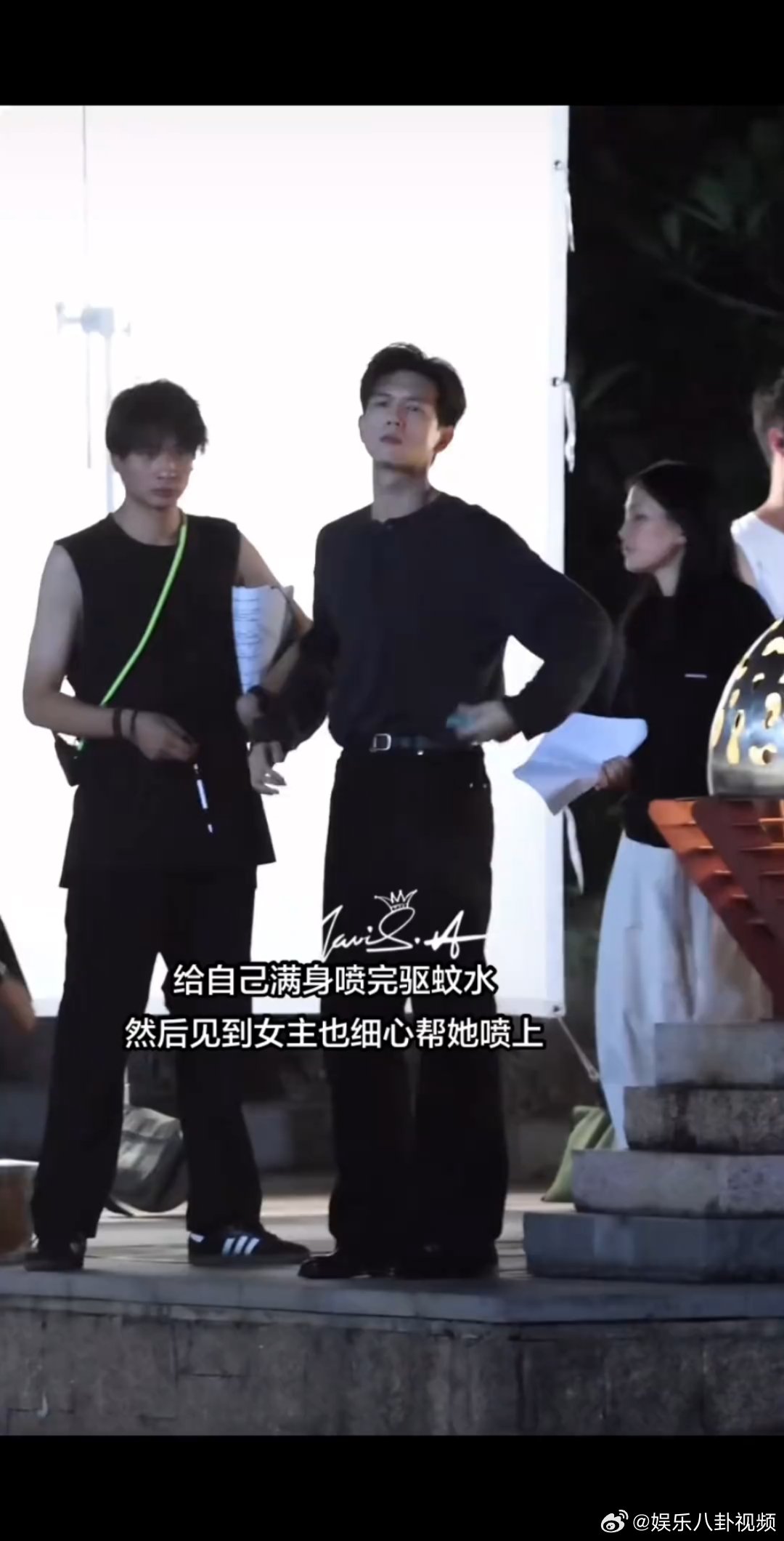 李现李现给张婧仪喷驱蚊水李现主动给张婧仪喷驱蚊水 李现本身就是一个很好很好的人，