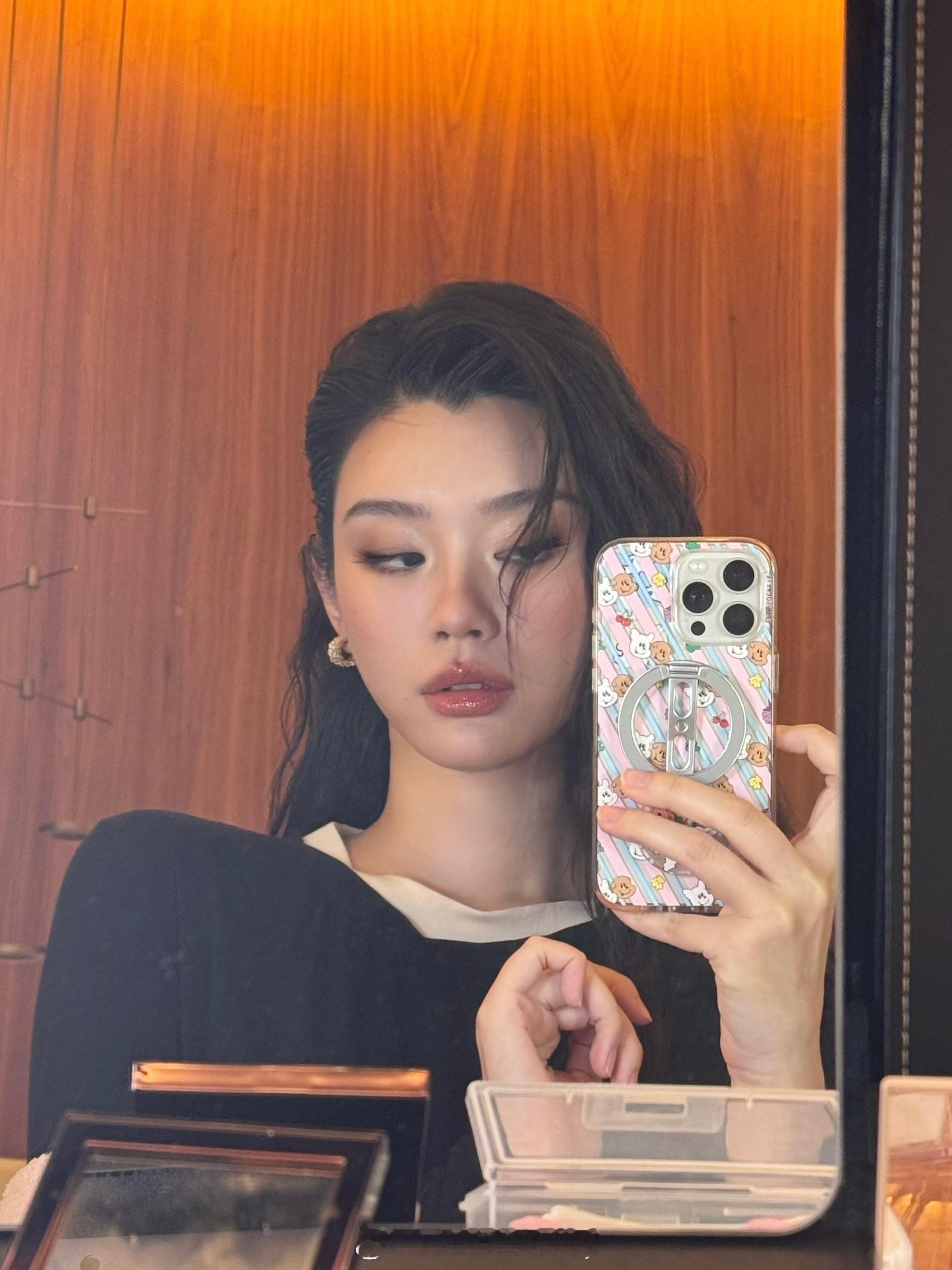 奚梦瑶的讲话核心是：高情商、会圆场、懂分寸、给情绪价值、不树敌、会自嘲。女生可以