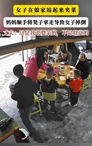 妈妈看到女儿摔倒后，她竟然还憋不住笑了。
女儿站起来后，用劲儿动了一下碗，估计就