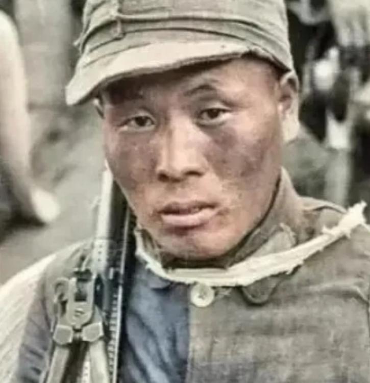 1945年，一名机枪手为了躲避日军，选择绕上山路前进，没想到意外发现100多名正