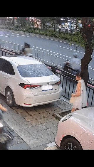 一男子为了扭头看美女？
最后竟然撞到了旁边的玻璃门上？
真是太尴尬了。
