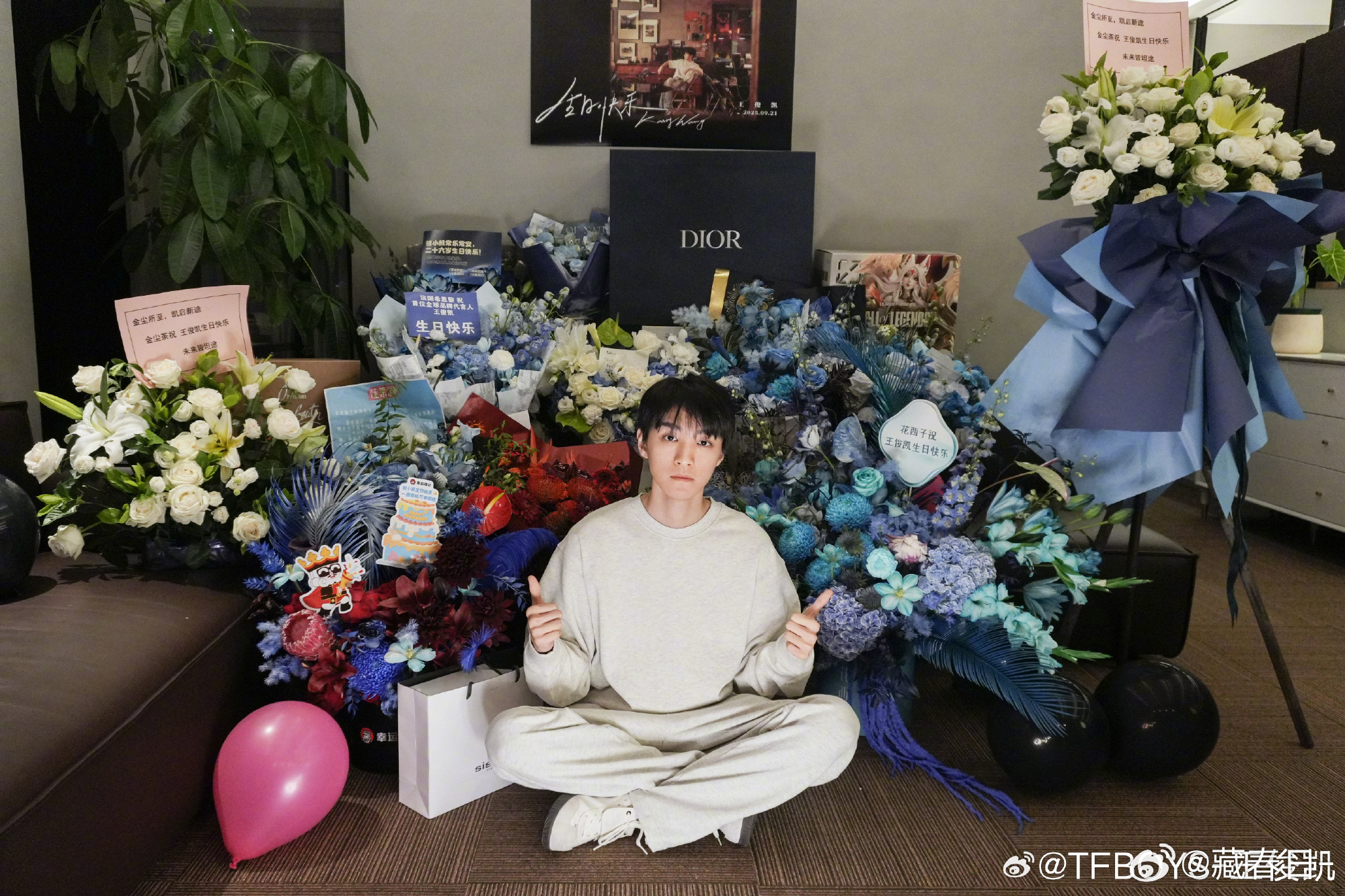 王俊凯生日被花包围王俊凯回复王源千玺 王俊凯回复王源千玺的生日祝福了！ ​​​