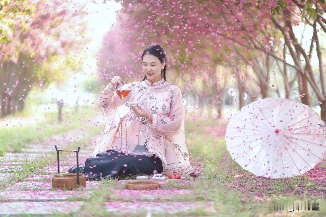 海棠花瓣雨，就问你美不美吧？
但是。这张照片拍得有问题。
有什么问题呢？如果你看