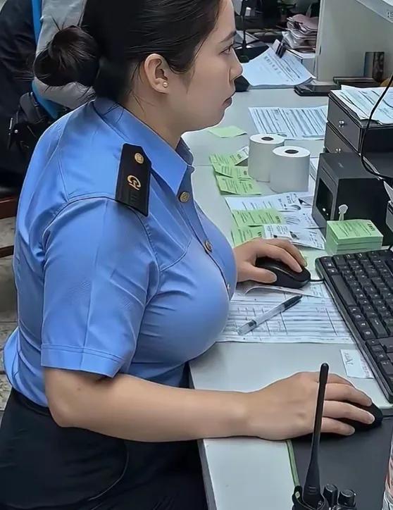 窗口认真办业务，
诚心接待往来户，
默默坚守尽本职，
不忘初心永投入。
 
（网