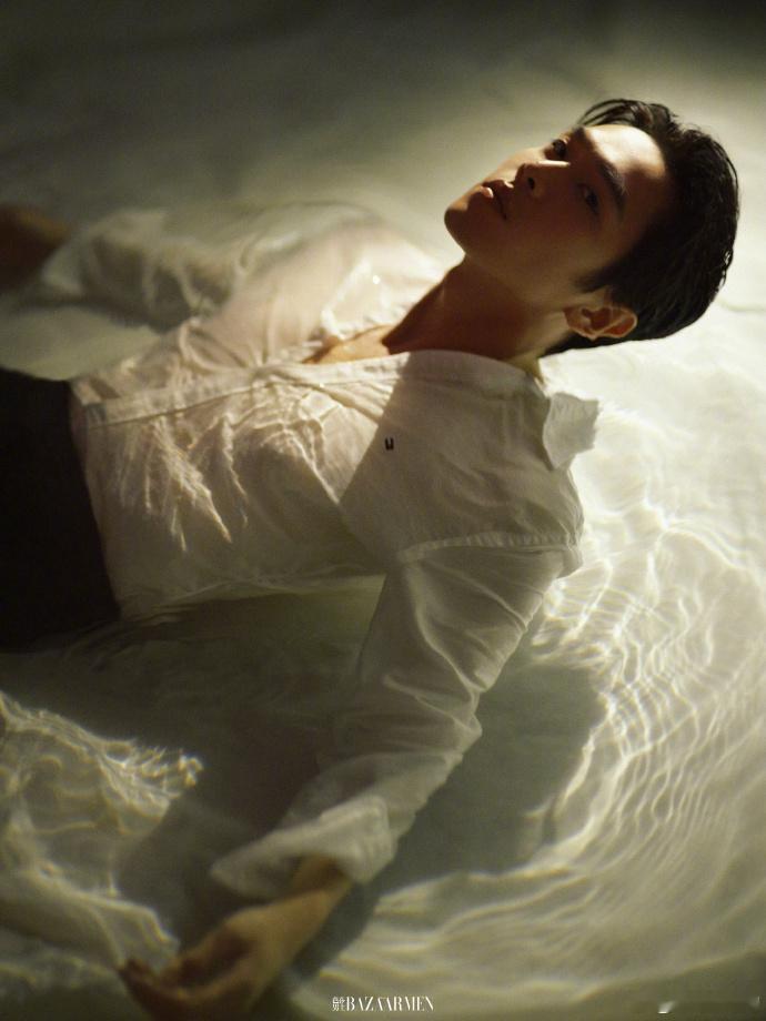 #张若昀5A风景区# ​​​#张若昀湿发好欲# ​ 张若昀的湿发大片太迷人，白衬