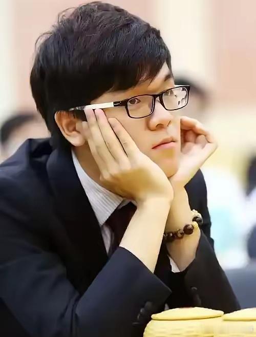 连笑发文力挺柯洁退赛。赛前他俩凑一块儿商量时，把韩国棋手想得太“实诚”了，满心以