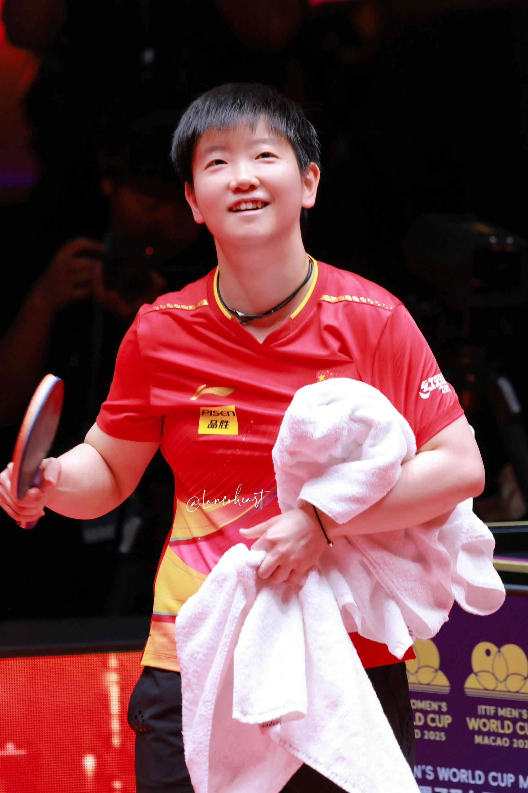 莎莎挥拍英姿难忘，今宵静享安宁，晚安温馨入眠 