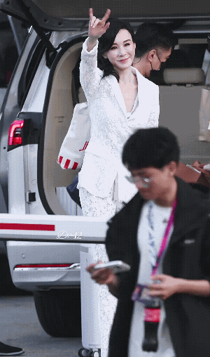 “你是钻石💎你在哪里都会闪亮✨”不愧是大女主得发言[作揖]
“一个人无论是男是
