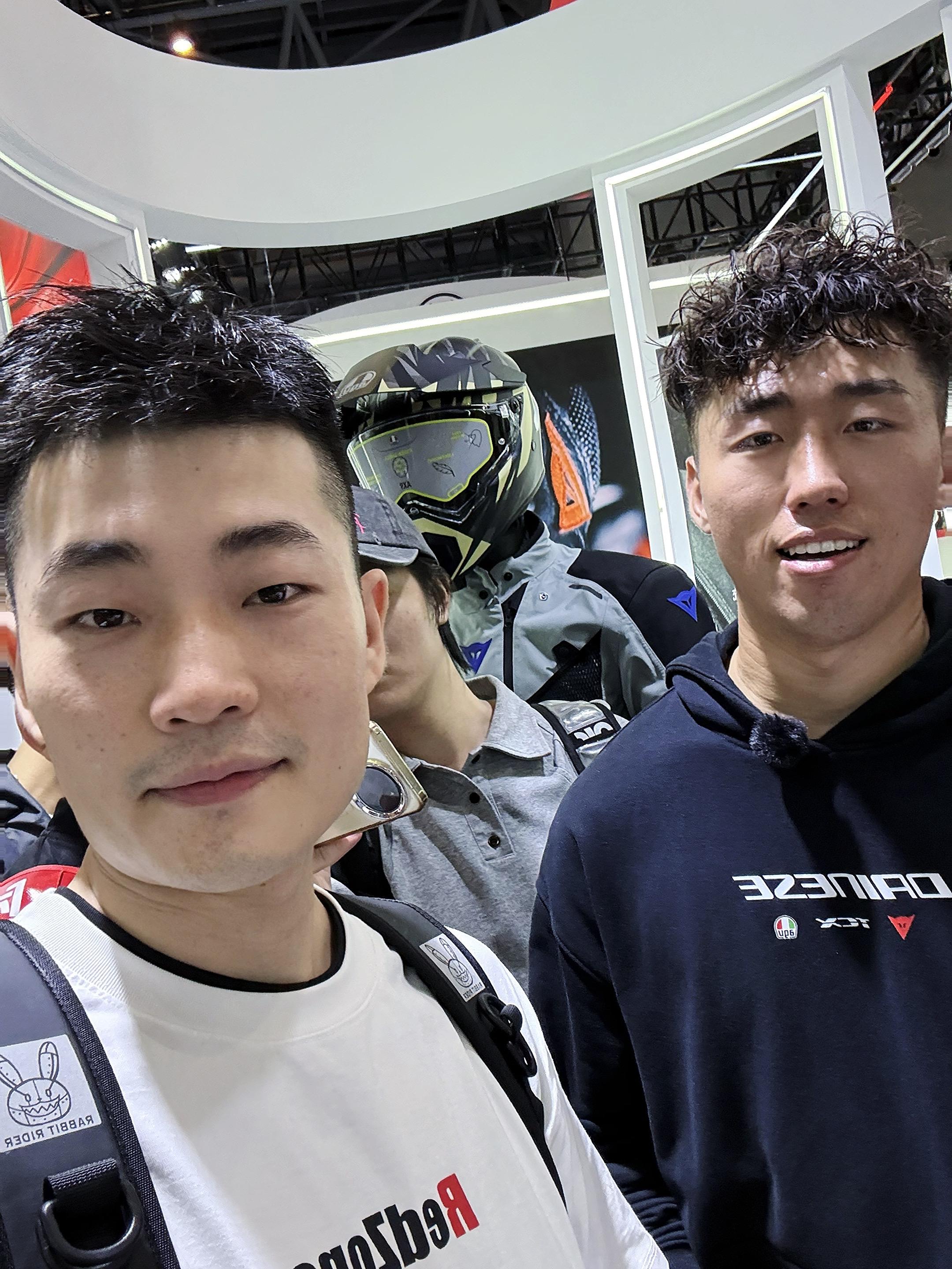 重庆摩博会偶遇一位骑摩托的新手