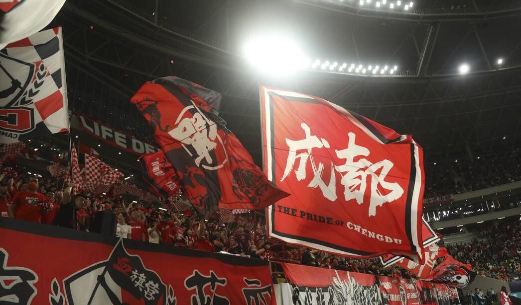 黄强歪谈体育认为，文体不分家是一件好事情，在大型球场，球迷采用这种娱乐方式表达也