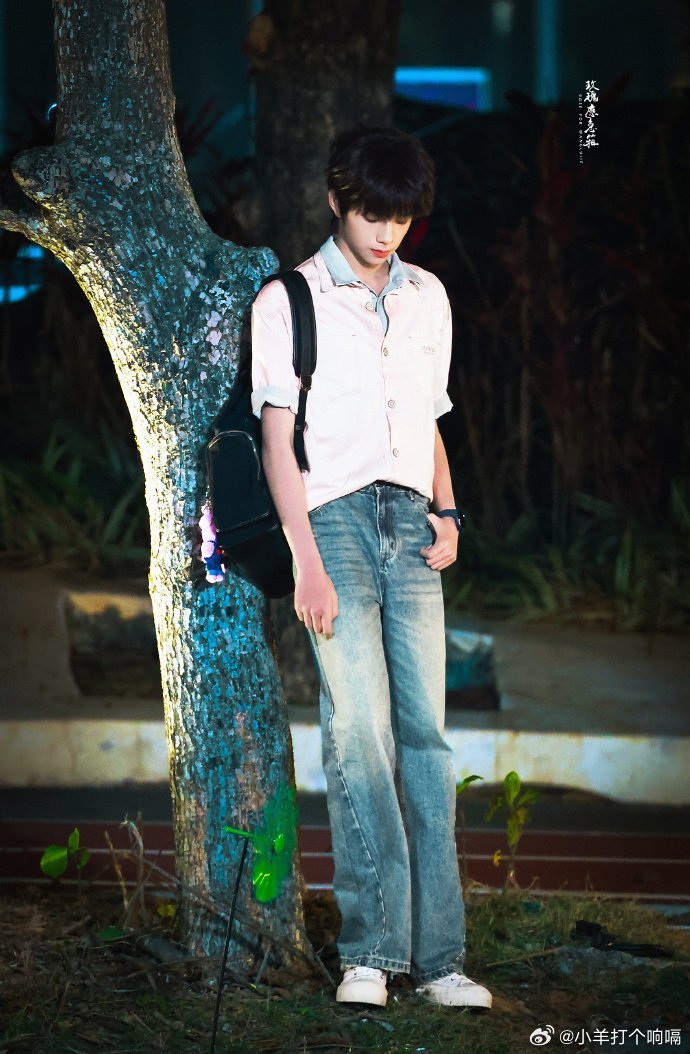 王橹杰粉娇你几这身粉色在王橹杰身上怎么又纯又清冷啊，配上他微微低头的样子，简直就