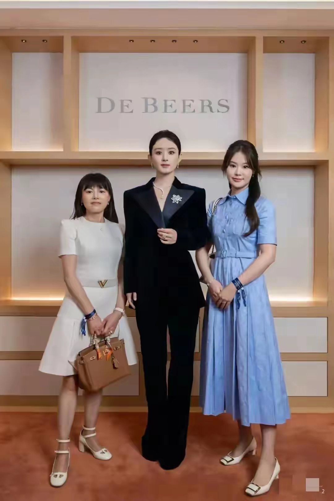 还以为她很矮呢，直到看到这张图片，原来又瘦又高 ​​​