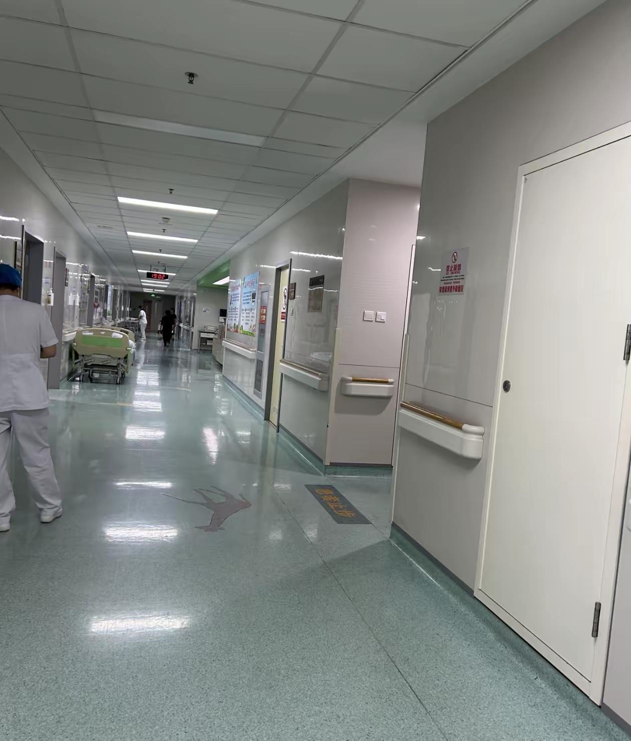 “现在走亲戚，真是越来越简单了！”
 
前几天大舅住院，我和老妈一合计，得赶紧去