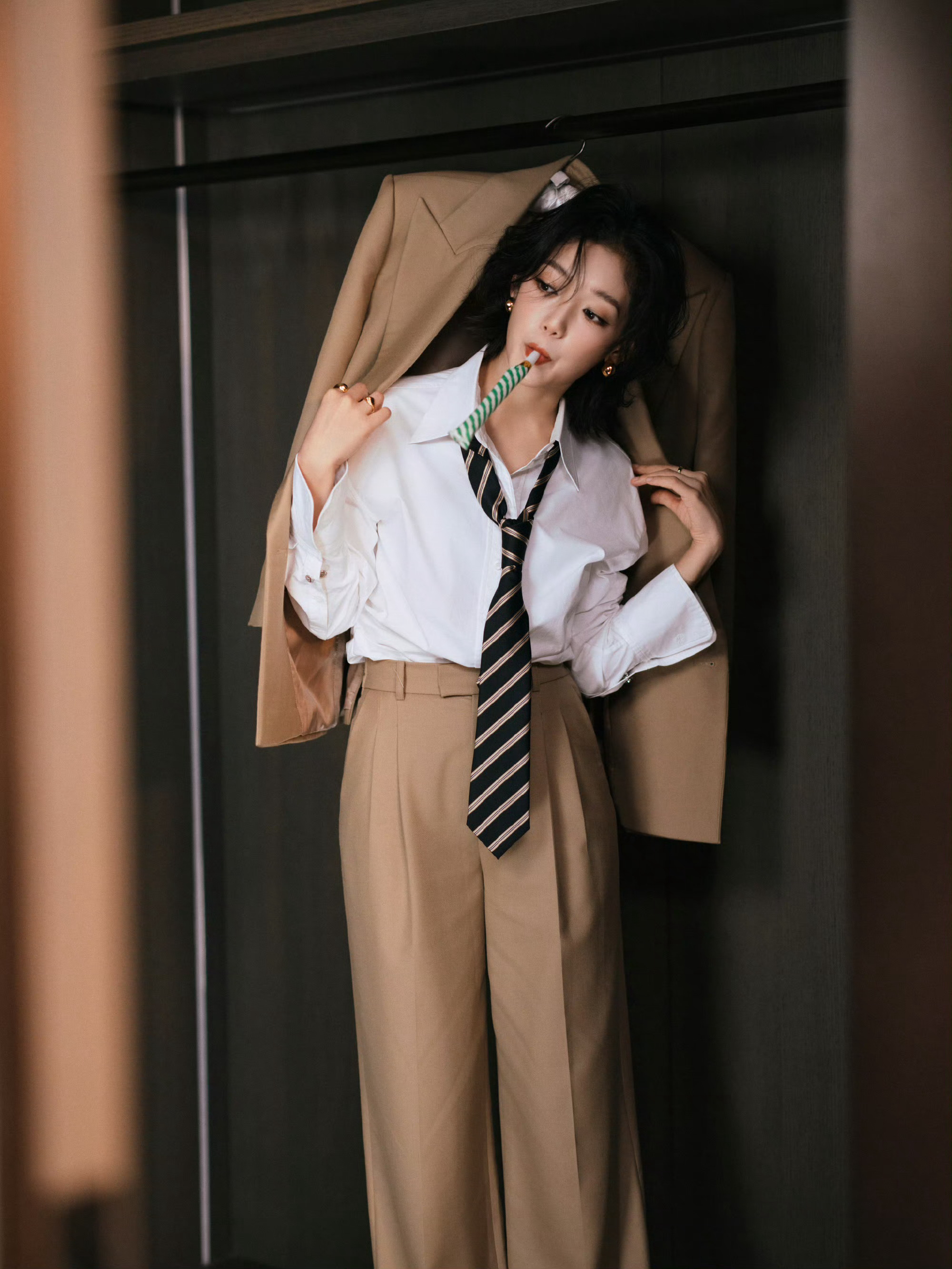 希林娜依高 米黄色调西服套装 ​​​