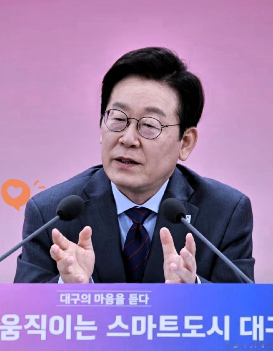 香港火灾牵动人心，
韩国总统李在明的暖心举动赢得广泛赞誉。
他第一时间以韩、英、