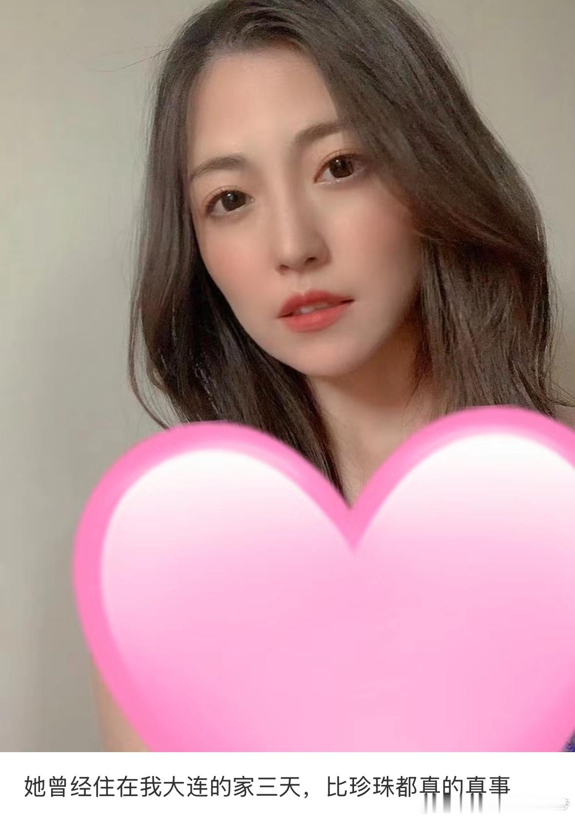 你在床上，她贴在墙上，你的娃在心相印上[笑cry] 
