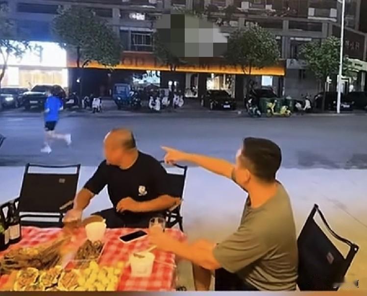 真不明白夜跑为啥还要搭子，就自己跑呗！
这不俩夜跑好友在烧烤摊前喝啤酒吃烧烤时，