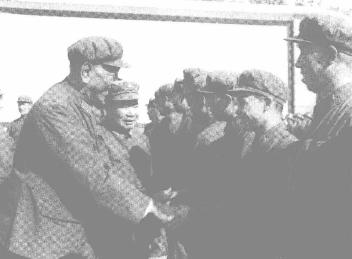 1981年，耿飚和杨得志视察193师，一下车耿飚就十分高兴地说，回老家了，回老家