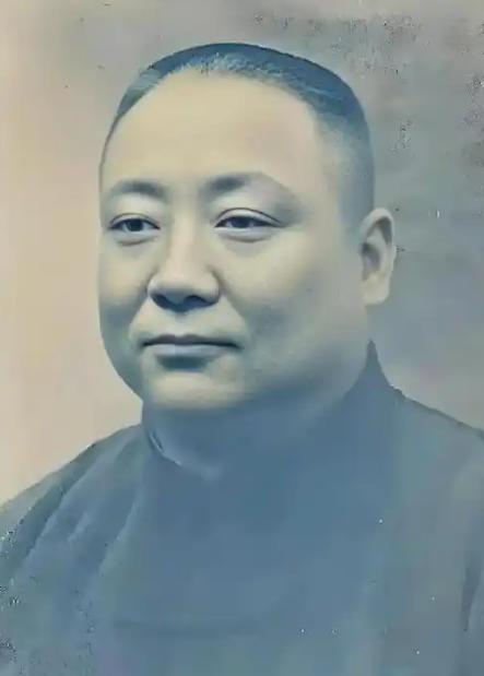 1944年，夏斗寅的二姨太卷走全部金银存款，和蒋介石亲信朱家骅私奔，他气冲冲找结