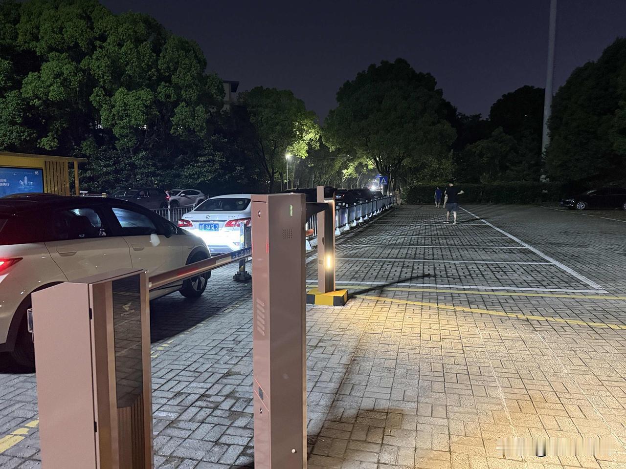 【停车场收费后空荡荡，马路上到处是违停车】辆宁波院士公园学府路靠近兴宁中学有一个