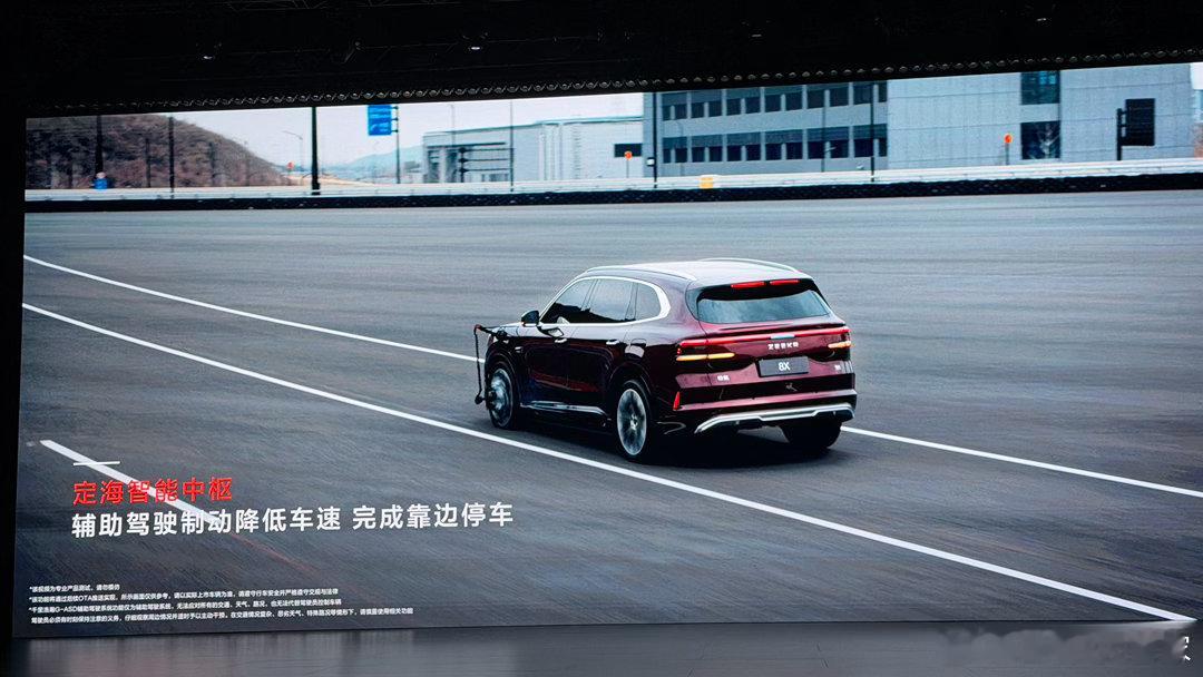 刚才展示的人驾驶爆胎，如今在高速上开车更多用的是智驾。那么当高速智驾时爆胎会怎样