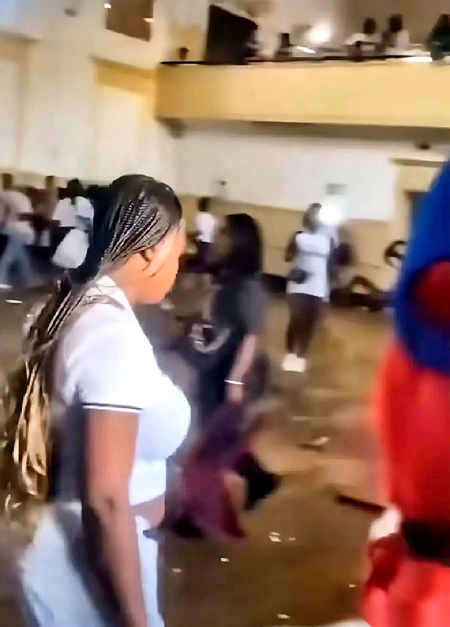 你朋友圈置顶的，还是那张烫金的录取通知书。
你不知道的是，大洋彼岸的另一头，你那